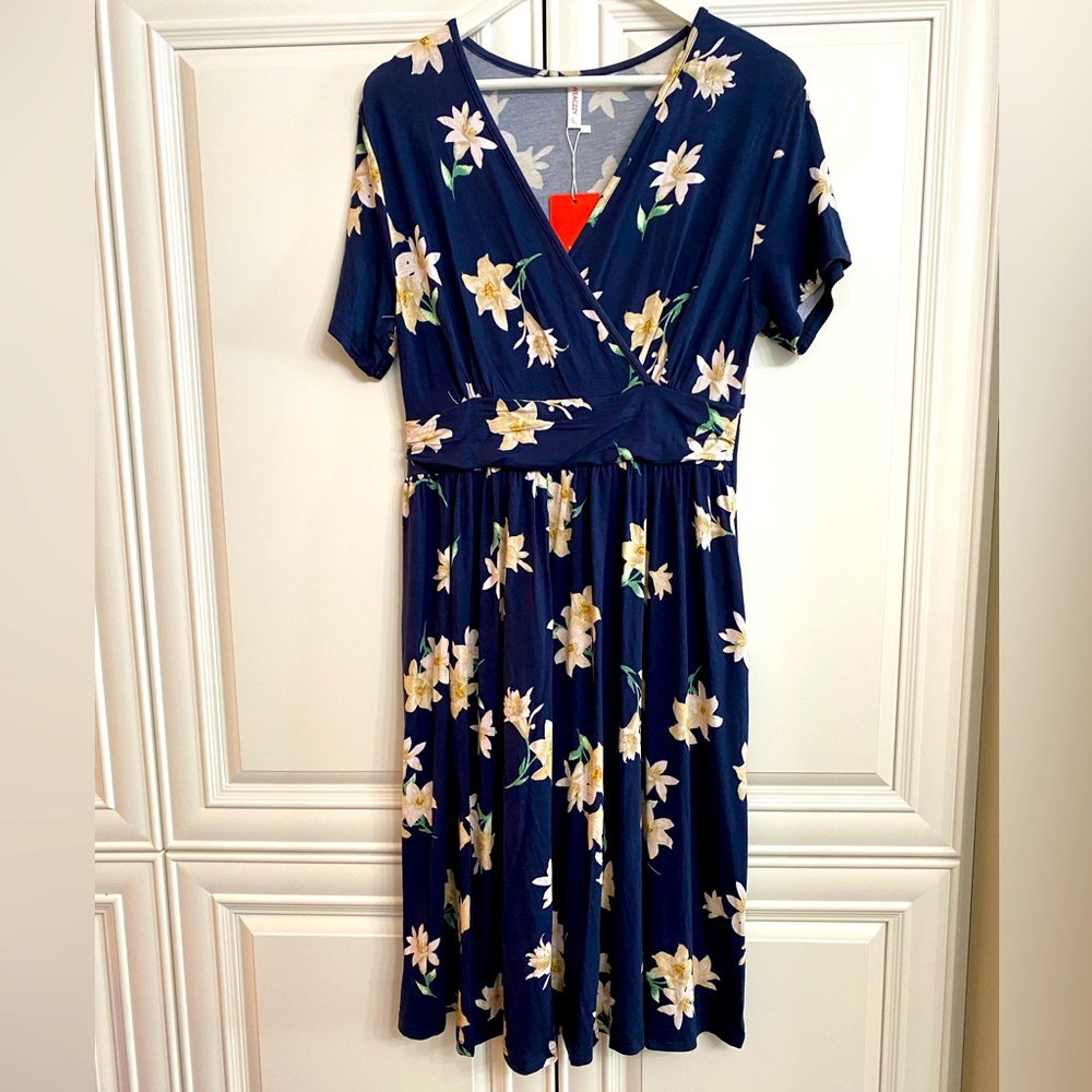 NWT Weaczzy Sz Large Short Sleeve V-Neck Knee Length Dress Navy Cream Flowers